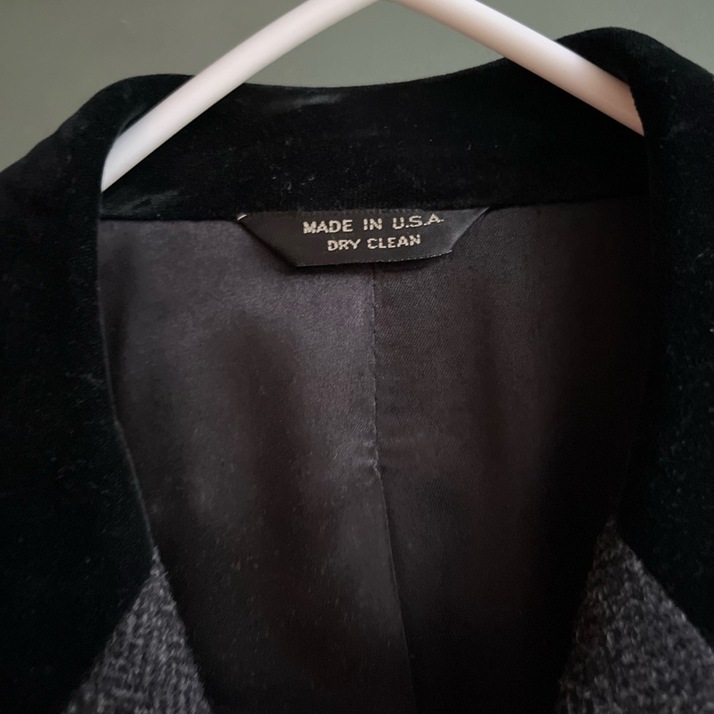 Handsome Gray Herringbone Tweed 100% Wool Long Coat  With Velvet Collar - Picture 8 of 12